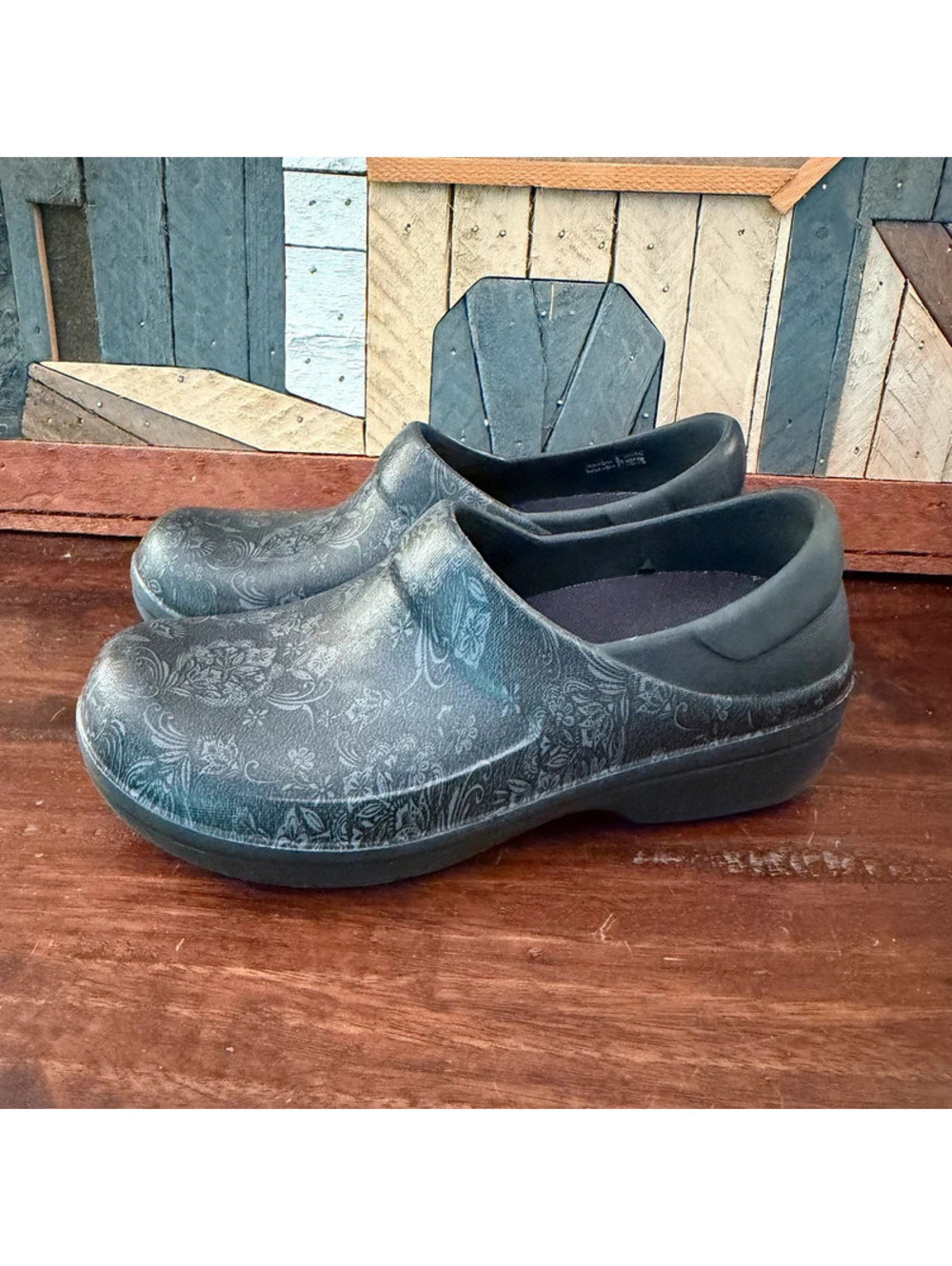 Crocs Neria Pro II Graphic Work Clogs Womens 7